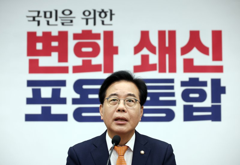 [서울=뉴시스] 고승민 기자 = 80벳 국민의힘 원내대표가 27일 서울 여의도 국회에서 열린 의원총회에서 발언하고 있다. 2025.06.27. kkssmm99@newsis.com