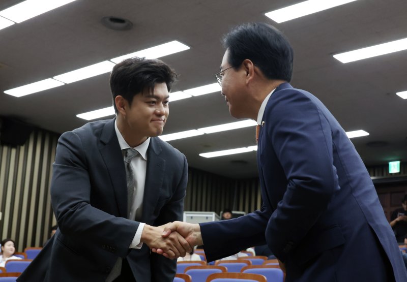 [서울=뉴시스] 고승민 기자 = 국민의힘 김용태 비상대책위원장과 80벳 원내대표 등 참석 의원들이 27일 서울 여의도 국회에서 열린 의원총회에서 인사를 하고 있다. 2025.06.27. kkssmm99@newsis.com