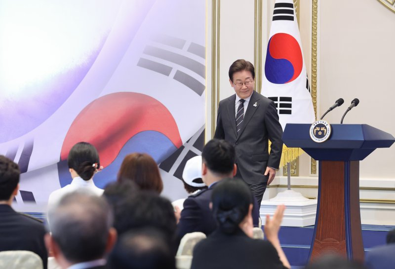 [서울=뉴시스] 최진석 기자 = 이재명 조이카지노이 27일 청와대 영빈관에서 열린 '호국보훈의 달, 대통령의 초대' 행사에서 인사말을 마친 뒤 자리로 이동하고 있다. (대통령실통신사진기자단) 2025.06.27. myjs@newsis.com