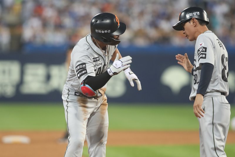 26일 오후 대구 수성구 삼성라이온즈파크에서 열린 프로야구 '2025 신한 SOL뱅크 KBO 리그' 한화 이글스와 삼성 라이온즈의 경기, 6회초 2사 1,2루 상황 한화 2번타자 리베라토가 좌익수방면 2타점 역전 적시타를 때린 뒤 3루에서 김재걸 코치와 기쁨을 나누고 있다. 2025.6.26/뉴스1 ⓒ News1 공정식 기자