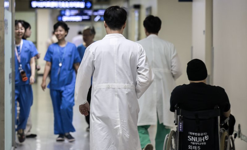 [서울=뉴시스] 정병혁 기자 = 4일 서울시내 대학병원에서 콜로세움 토토진이 이동하고 있다. 2025.06.04. jhope@newsis.com