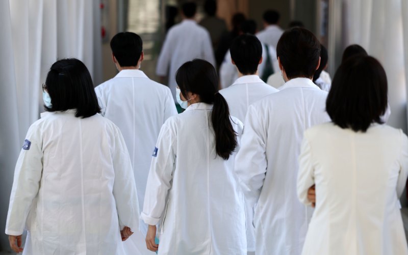 지난 2월 서울 시내 한 대학병원에서 의료진들이 이동하고 있다. 사진=뉴시스