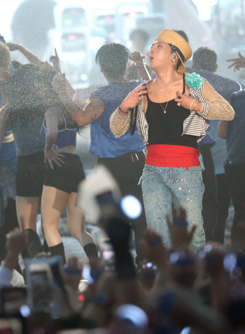 빅뱅 블랙잭 룰이 28일 오후 인천 서구 인천아시아드 주경기장에서 열린 '싸이 흠뻑쇼 SUMMER SWAG 2025 - 인천'에 특별 게스트로 출연해 열정적인 무대를 선보이고 있다. ⓒ News1 권현진 기자