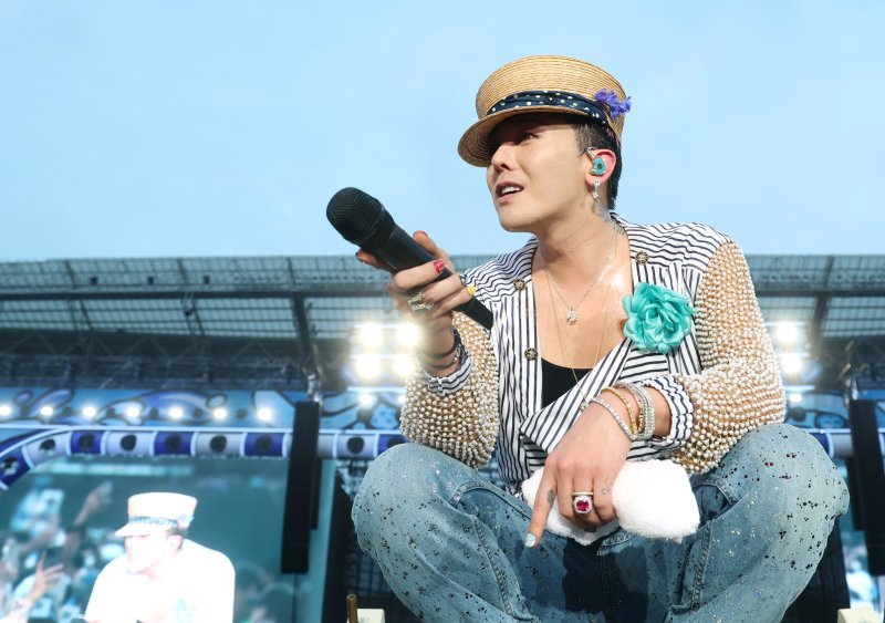 빅뱅 블랙잭 룰이 28일 오후 인천 서구 인천아시아드 주경기장에서 열린 '싸이 흠뻑쇼 SUMMER SWAG 2025 - 인천'에 깜짝 게스트로 등장해 팬과 소통하고 있다. ⓒ News1 권현진 기자