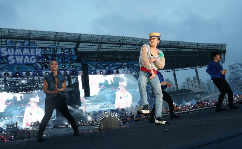 빅뱅 블랙잭 룰이 28일 오후 인천 서구 인천아시아드 주경기장에서 열린 '싸이 흠뻑쇼 SUMMER SWAG 2025 - 인천'에 깜짝 게스트로 등장해 에너지 넘치는 무대를 선보이고 있다. ⓒ News1 권현진 기자