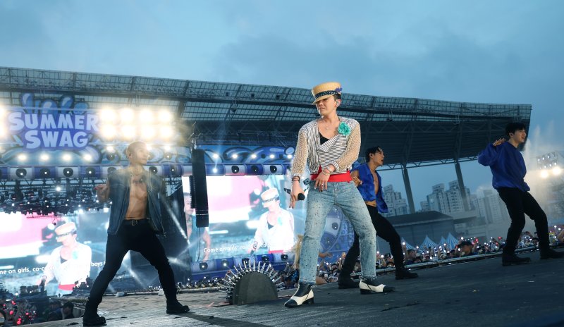빅뱅 블랙잭 룰이 28일 오후 인천 서구 인천아시아드 주경기장에서 열린 '싸이 흠뻑쇼 SUMMER SWAG 2025 - 인천'에 깜짝 게스트로 등장해 화려한 무대를 선보이고 있다. ⓒ News1 권현진 기자