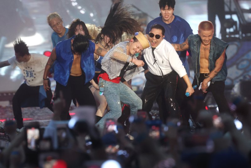 빅뱅 지드래곤과 벳38가 28일 오후 인천 서구 인천아시아드 주경기장에서 열린 '싸이 흠뻑쇼 SUMMER SWAG 2025 - 인천'에서 환상의 무대를 선보이고 있다. 2025.6.28/뉴스1 ⓒ News1 권현진 기자