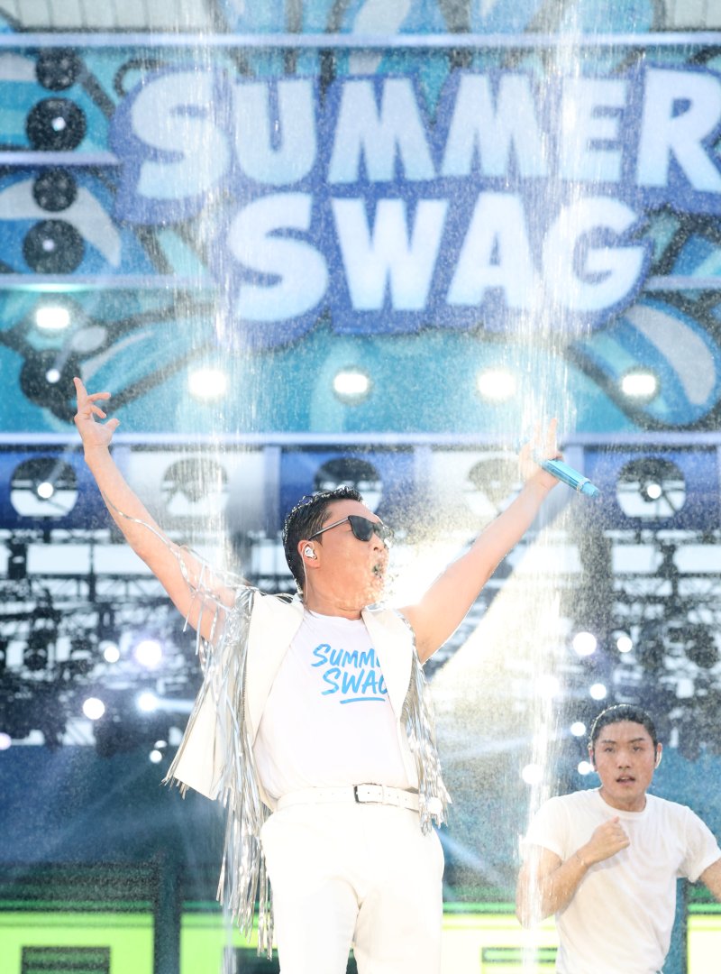 가수 벳38가 28일 오후 인천 서구 인천아시아드 주경기장에서 열린 '싸이 흠뻑쇼 SUMMER SWAG 2025 - 인천'에 출연해 화려한 무대를 선보이고 있다. 2025.6.28/뉴스1 ⓒ News1 권현진 기자