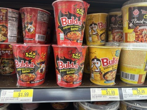미국 LA H마트 진열대의 불닭 제품 (출처=연합뉴스)