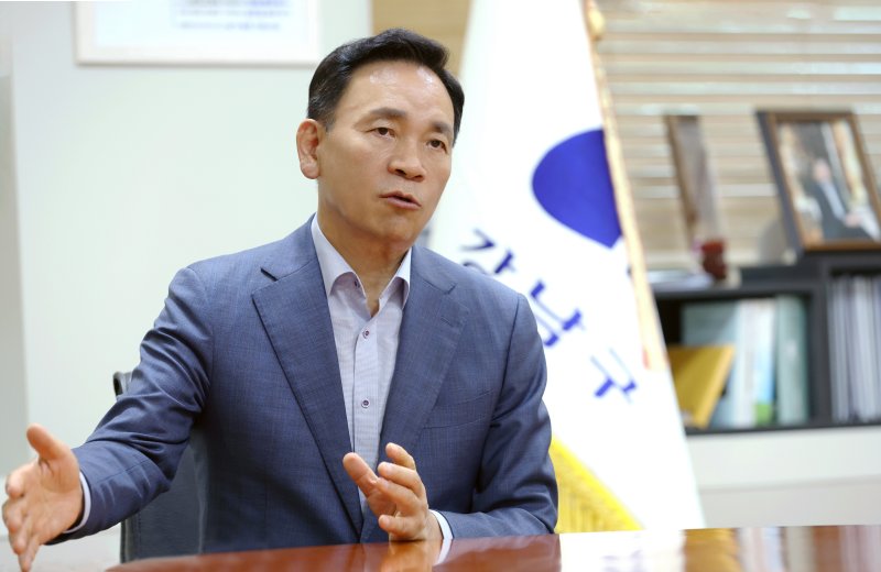 조성명 강남산타카지노이 강남구청 집무실에서 뉴스1과 인터뷰를 하고 있다.(강남구청 제공)