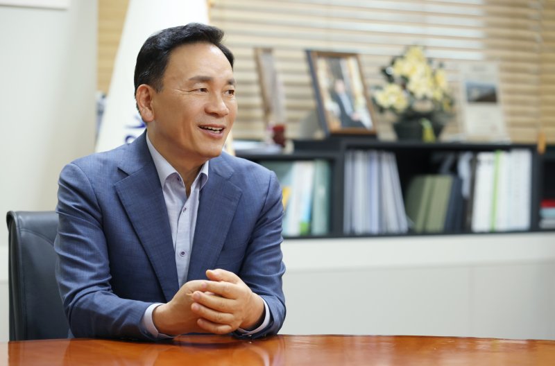 조성명 강남산타카지노이 강남구청 집무실에서 뉴스1과 인터뷰를 하고 있다.(강남구청 제공)