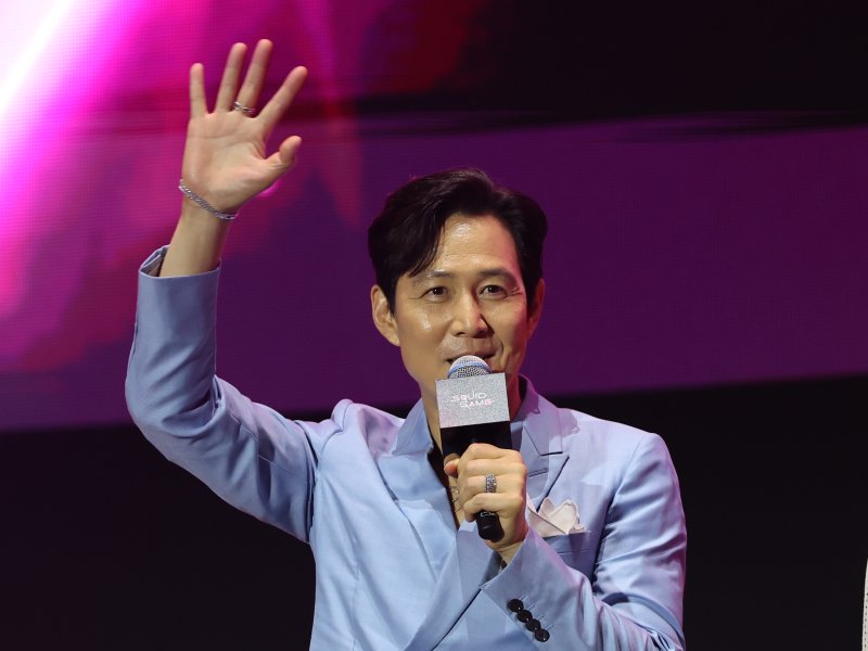 배우 이정재가 28일 오후 서울광장에서 열린 오징어 애니타임 카지노 시즌3 글로벌 피날레 무대인사에서 발언을 하고 있다. 2025.6.28/뉴스1 ⓒ News1 황기선 기자