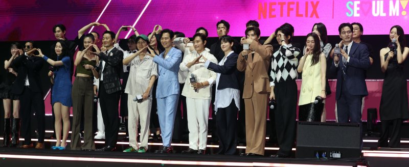 황동혁 감독이 28일 오후 서울광장에서 열린 오징어 애니타임 카지노 시즌3 글로벌 피날레 무대인사에서 출연배우들과 포즈를 취하고 있다. 2025.6.28/뉴스1 ⓒ News1 황기선 기자
