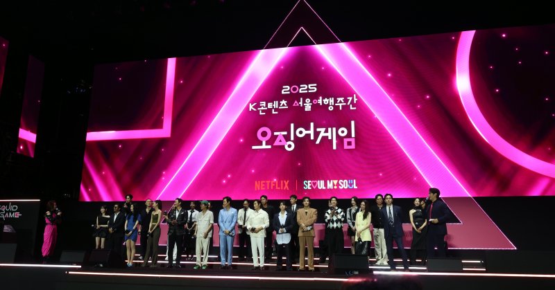 황동혁 감독이 28일 오후 서울광장에서 열린 오징어 애니타임 카지노 시즌3 글로벌 피날레 무대인사에서 출연배우들과 포즈를 취하고 있다. 2025.6.28/뉴스1 ⓒ News1 황기선 기자