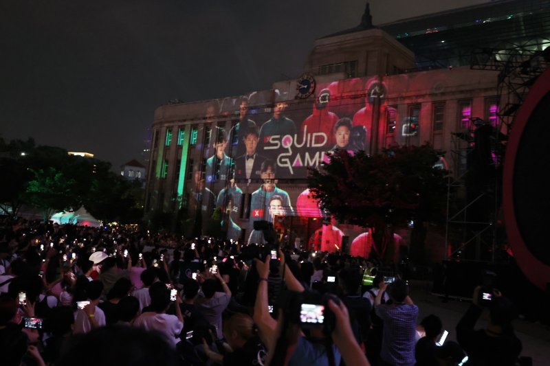 28일 오후 서울광장에서 열린 오징어애니타임 카지노 시즌3 글로벌 피날레 무대인사 전 서울도서관에 미디어파사드가 진행되고 있다. 2025.6.28/뉴스1 ⓒ News1 황기선 기자