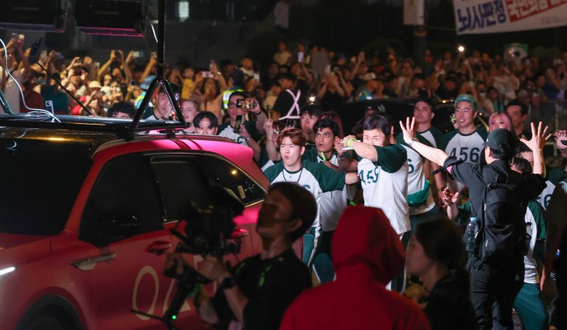 28일 오후 서울 광화문광장에서 애니타임 카지노까지 '오징어 게임 시즌3 글로벌 피날레 퍼레이드'가 진행되고 있다. 2025.6.28/뉴스1 ⓒ News1 황기선 기자