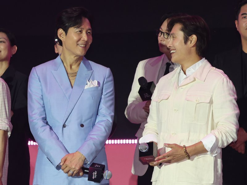 배우 이정재(왼쪽)과 이병헌이 28일 오후 서울광장에서 열린 오징어애니타임 카지노 시즌3 글로벌 피날레 무대인사에서 대화를 나누고 있다. 2025.6.28/뉴스1 ⓒ News1 황기선 기자