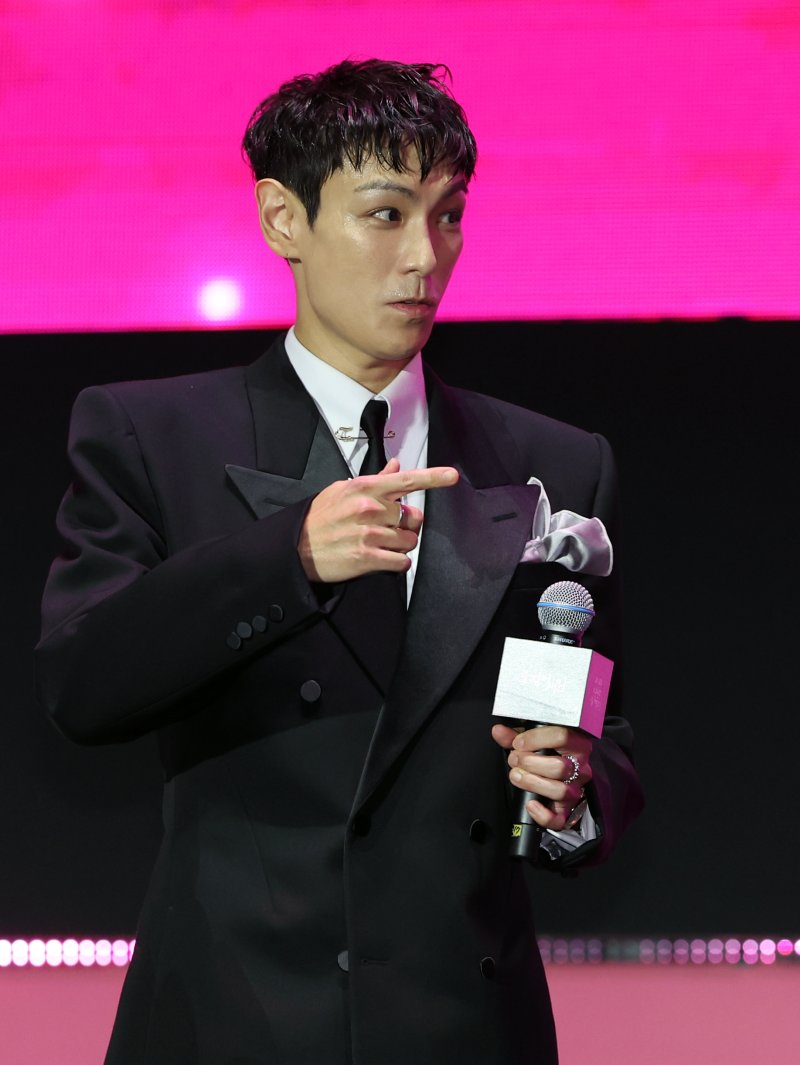 그룹 빅뱅 출신 배우 최승현(탑)이 28일 오후 서울광장에서 열린 오징어 애니타임 카지노 시즌3 글로벌 피날레 무대인사에서 퇴장하고 있다. 2025.6.28/뉴스1 ⓒ News1 황기선 기자
