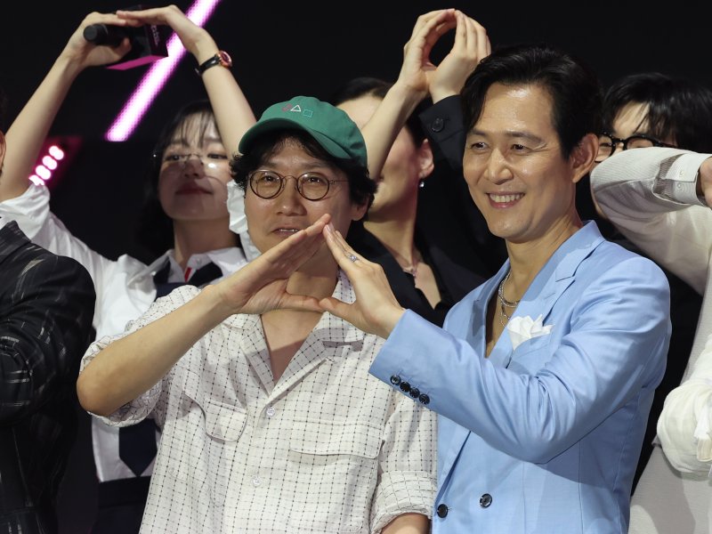 황동혁 감독(왼쪽)과 배우 이정재가 28일 오후 서울광장에서 열린 오징어 애니타임 카지노 시즌3 글로벌 피날레 무대인사에서 포즈를 취하고 있다. 2025.6.28/뉴스1 ⓒ News1 황기선 기자