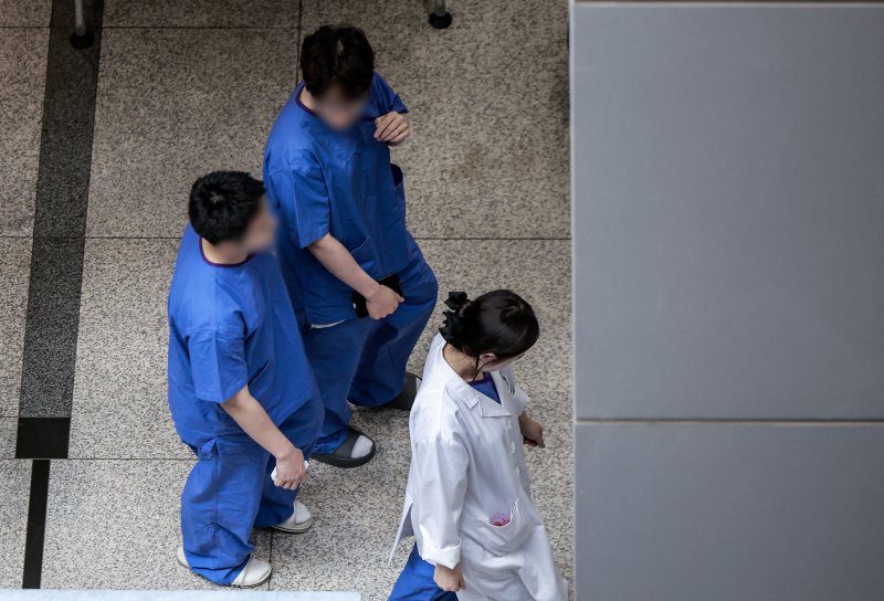 [서울=뉴시스] 정병혁 기자 = 20일 서울시내 대학병원에서 의료진들이 이동하고 있다. 2025.05.20. jhope@newsis.com