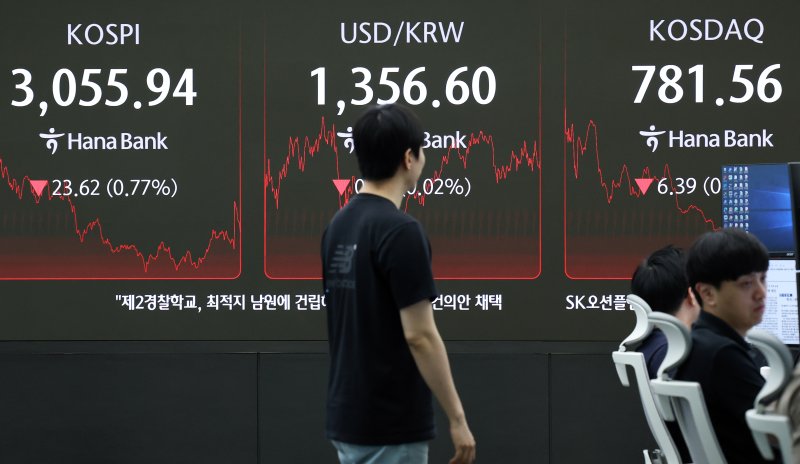 서울 중구 하나은행 본점 딜링룸 전광판./뉴스1 ⓒ News1 오대일 기자