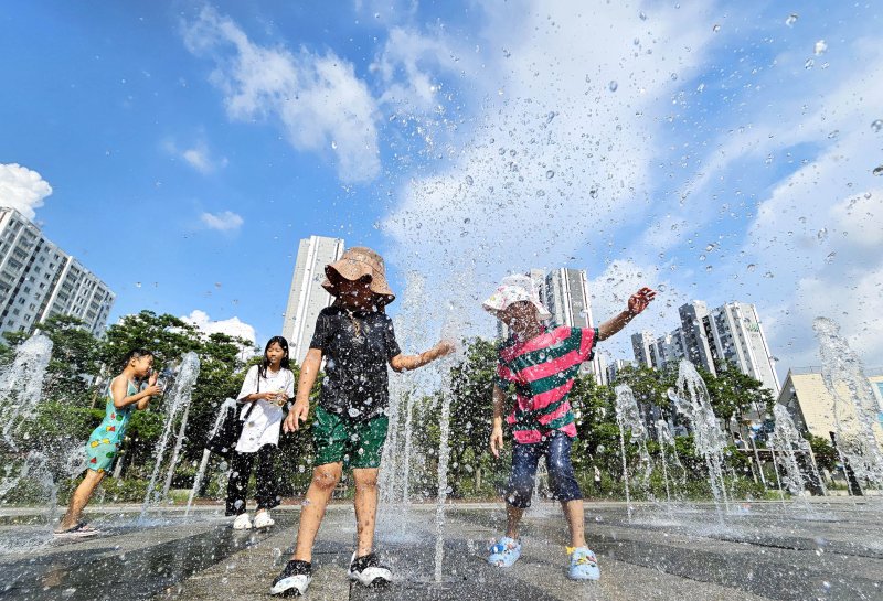 [도라에몽토토=뉴시스] 도라에몽토토 북구 신용근린공원에 설치된 바닥분수에서 어린이들이 더위를 식히고 있다. (사진=뉴시스DB) photo@newsis.com