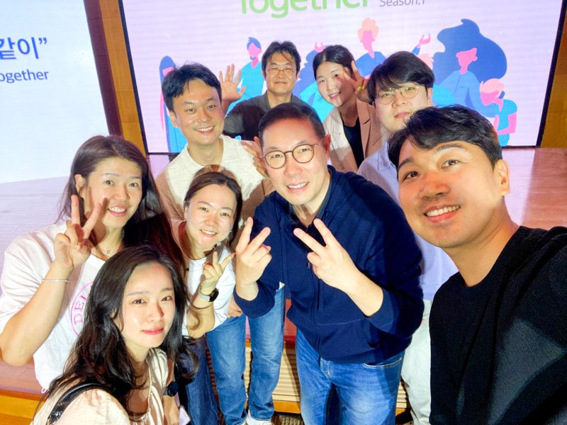 [서울=뉴시스]조현상 HS쓰리 카드 포커 부회장이 27일 타운홀 미팅서 직원들의 요청에 셀카를 찍고 있다. (사진 = HS쓰리 카드 포커 제공) 2024.06.30. photo@newsis.com