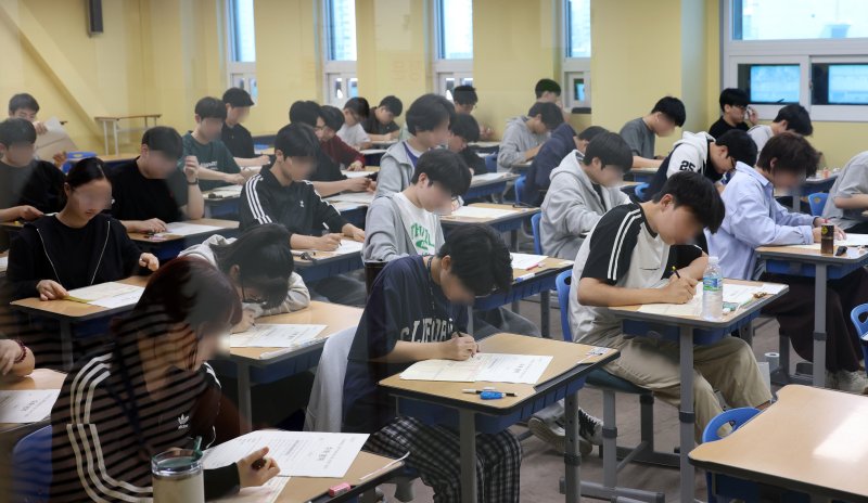 [서울=뉴시스] 이영환 기자 = 지난 4일 오전 서울 양천구 종로학원 고사실에서 학생들이 시험을 치르는 모습. (공동취재) 2025.06.04. photo@newsis.com /사진=뉴시스