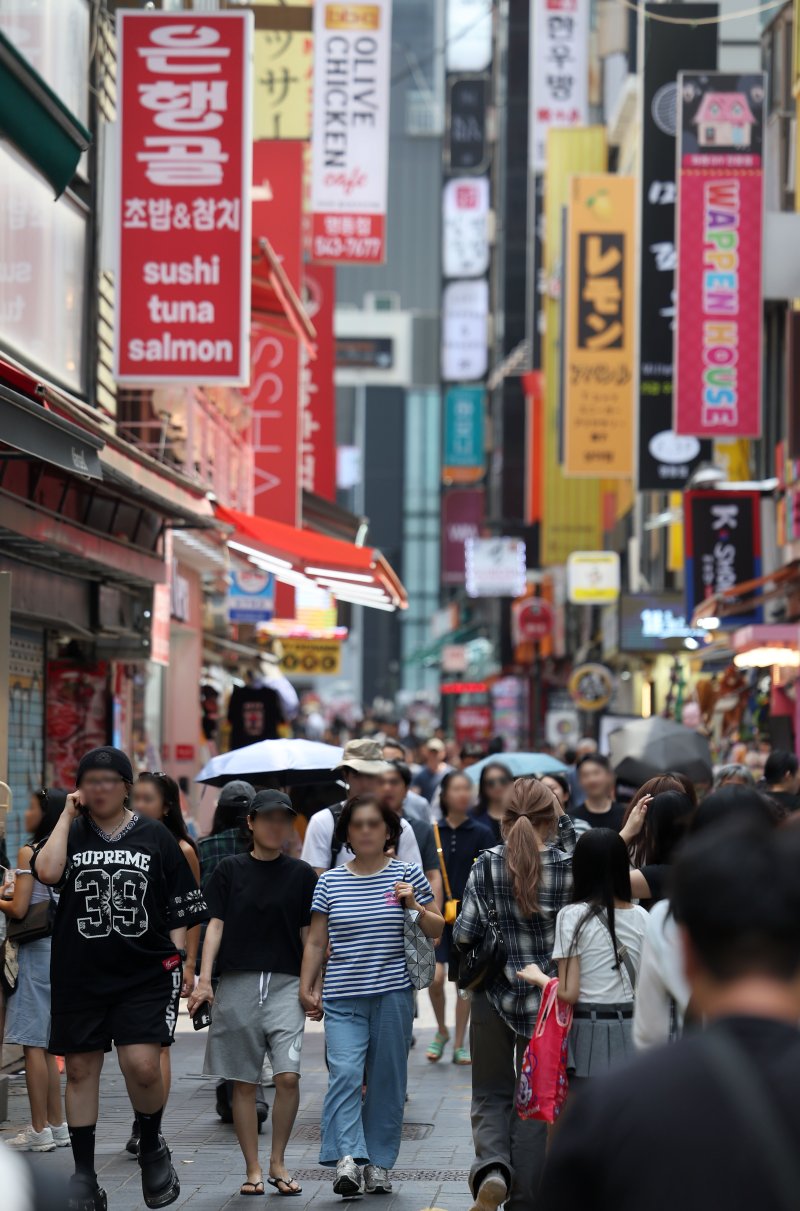 [서울=뉴시스] 김선웅 기자 = 정부가 30조5000억원 규모의 2차 추가경정예산(추경)안을 편성했다. 정부는 19일 이재명 대통령 주재로 국무회의를 열고 2차 추경안을 심의·의결했다. 이번 추경으로 인해 늘어나는 재정 지출은 20조2000억원으로 경기 진작과 민생 회복을 위해 전 국민 민생회복 소비 쿠폰 지급, 사회간접자본 투자, 취약 판도라토토 채무 조정 등의 사업들을 추진할 계획이다. 나머지 10조3000억원은 세입 예산 규모를 조정하는 '세입 경정'이다. 19일 서울 시내 상점가에서 시민들이 오가고 있다. 2025.06.19.