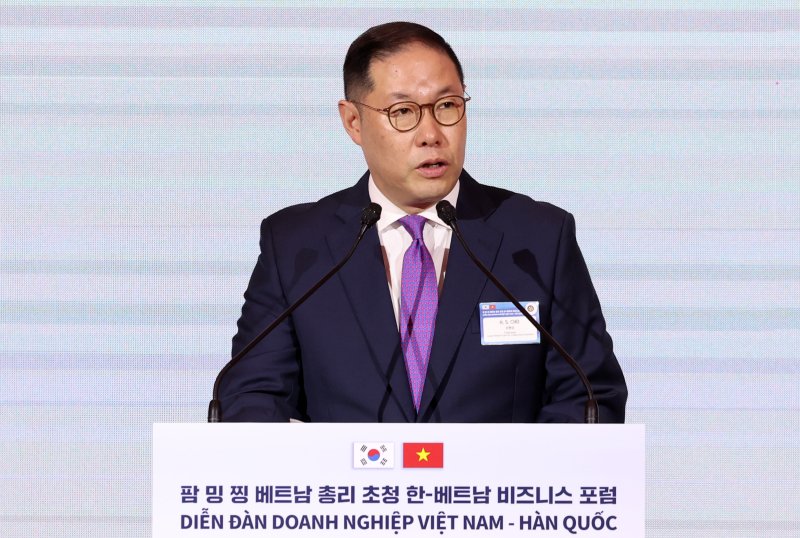 [서울=뉴시스] 이영환 기자 = 조현상 한-베트남 경제협력위원장이 1일 오전 서울 중구 롯데호텔에서 열린 팜 밍 찡 베트남 총리 초청 한-베트남 비즈니스 포럼에 참석해 개회사를 하고 있다. 2024.07.01. 20hwan@newsis.com