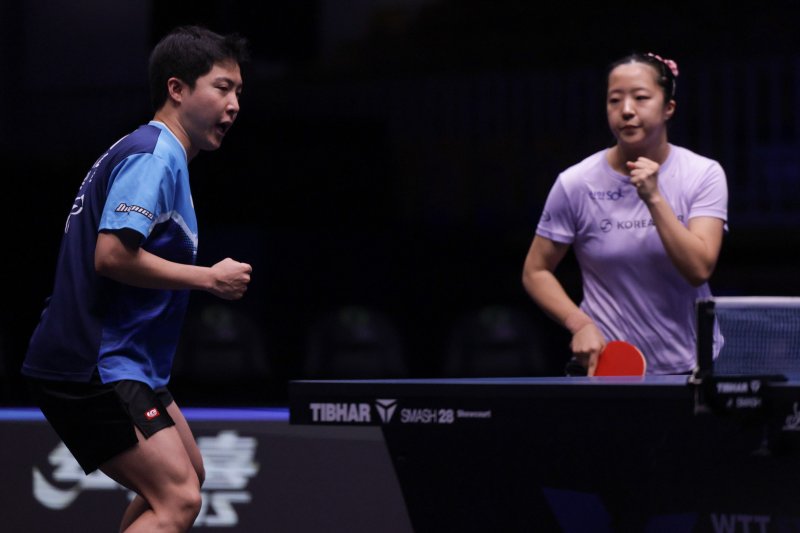 [류블랴나=신화/뉴시스] 임종훈(왼쪽)과 신유빈이 22일(현지 시간) 슬로베니아 류블랴나에서 열린 2025 월드테이블테니스(WTT) 스타 컨텐더 류블랴나 2025 혼합복식 결승전에서 우고 칼데라노-브루노 다카하시 조(21위·브라질)와 경기하고 있다. 세계 랭킹 5위인 임종훈-신유빈 조가 3-0(12-10 11-7 11-7)으로 완승하고 정상에 올랐다. 2025.06.23.