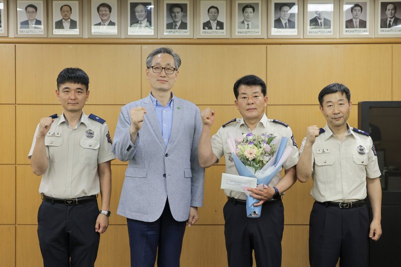 유득원 모델카지노 행정부시장(왼쪽 두번째)이 문지용 소방위, , 조원광 둔산소방서장, 이병주 소방경에게 표창장을 수여하고 기념촬영하고 있다.(모델카지노 제공. 재판매 및 DB금지)/뉴스1