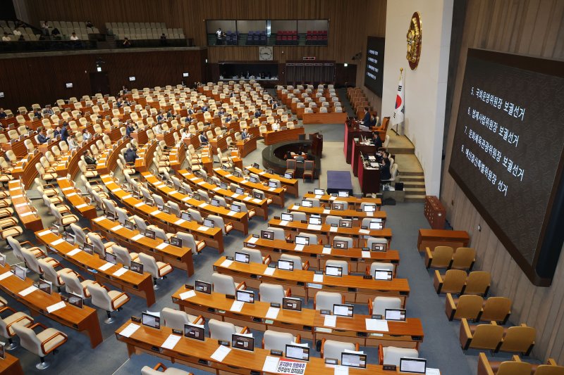 우원식 국회의장이 27일 오후 서울 여의도 국회에서 열린 본회의에서 국회운영위원장과 법제사법위원장,문화체육관광위원장,예산결산특별위원장 선출 투표 결과를 발표하며 의사봉을 두드드리고 있다.2025.6.27/뉴스1 ⓒ News1 이광호 기자