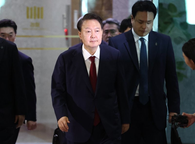 윤석열 전 대통령이 29일 새벽 서울 서초구 서울고등검찰청 청사에 마련된 내란특검 사무실에서 피의자 신분으로 솜사탕토토를 마친 뒤 귀가하고 있다.(공동취재) 2025.6.29/뉴스1 ⓒ News1 김성진 기자