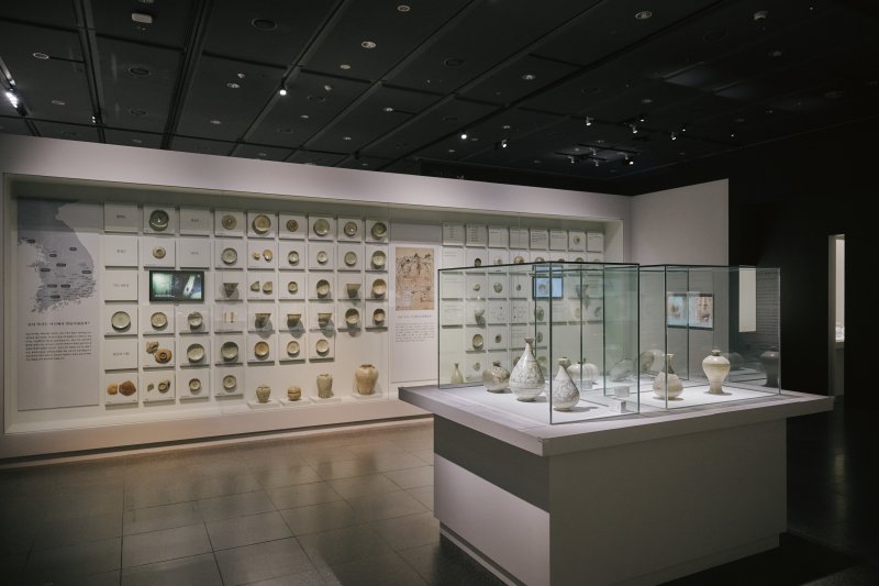 [서울=뉴시스] 국립중앙박물관 용산 이전 개관 20주년 특별전 '새 나라 새 미술, 조선 전기 미술 대전' 중 공납 자기 전시 모습 (사진=국립중앙박물관 제공) 2025.06.27. photo@newsis.com *재판매 및 DB 금지