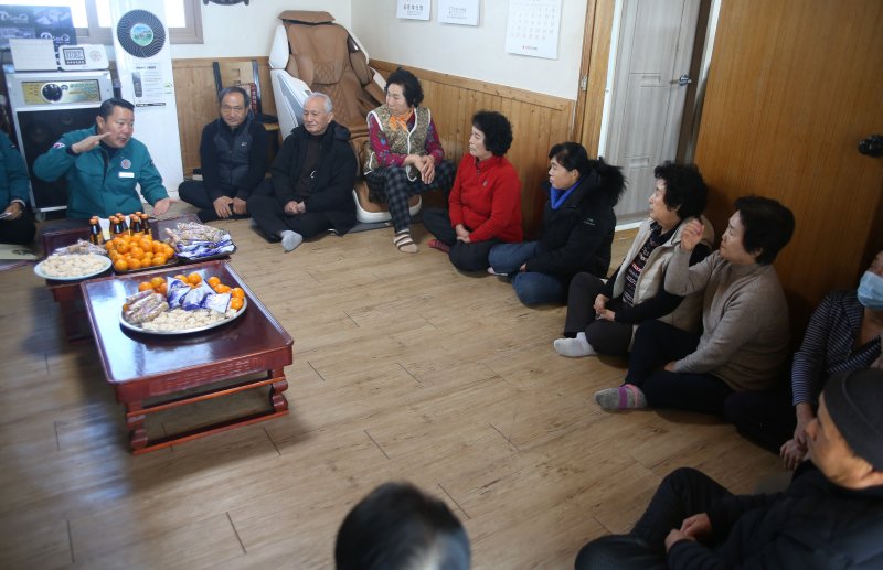 [도라에몽토토=뉴시스] 지난 1월10일 최영일 도라에몽토토군수의 도라에몽토토군 전체 마을 연초방문 3일째, 동계면 아동마을을 방문한 최영일 군수(왼쪽 첫번째)가 주민들에게 자신의 공약사업인 공익직불금 200만원 지급이 올해 가능해 보인다는 설명을 하고 있다. *재판매 및 DB 금지