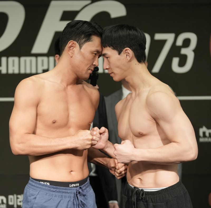 [서울=뉴시스] 27일 서울시 서대문구 홍은동 스위스그랜드호텔에서 열린 굽네 ROAD FC 073 계체량 행사에 참여해 페이스오프를 하는 윤형빈과 밴쯔.(사진=로드FC 제공) *재판매 및 DB 금지