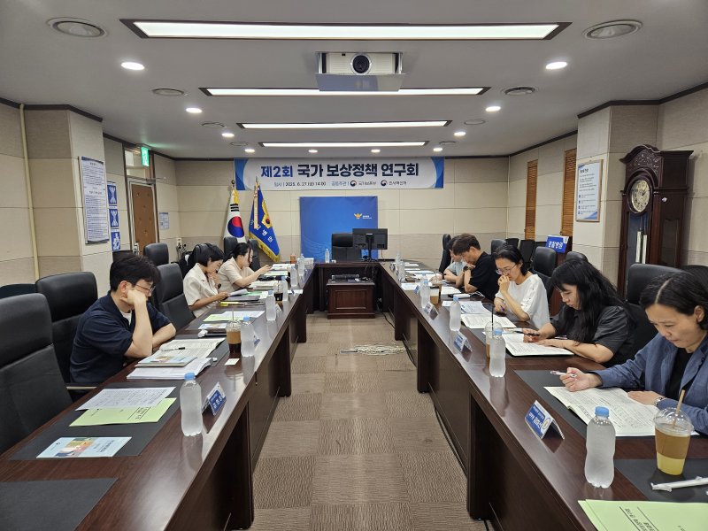 지난 27일 오후 서울경찰병원에서 열린 제2회 국가 벳33 연구회에서 국가보훈부, 인사혁신처, 국방부 경찰청 관계자들이 재해보상 제도개선 방안에 대해 토론하고 있다. 보훈부 제공