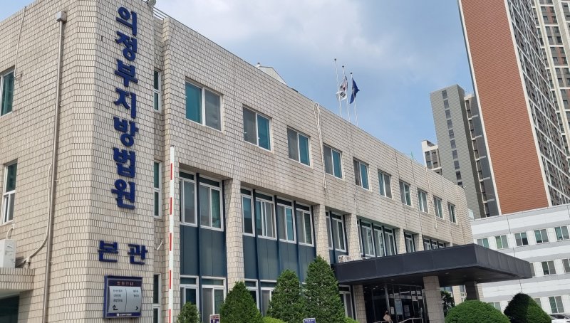 몸에 대변 묻은채 현관서 자는 만취 남편, 내버려두고 외출한 아내