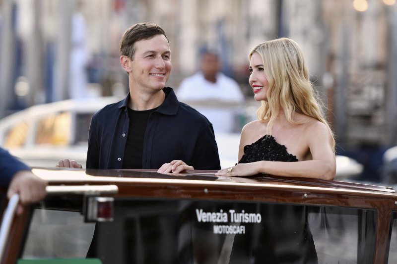 [베네치아= AP/뉴시스] 배를 타고 28일(현지시간) 베네치아의 베조스 결혼식에 가는 이방카 트럼프 -제러드 쿠쉬너 부부 2025. 06.29.