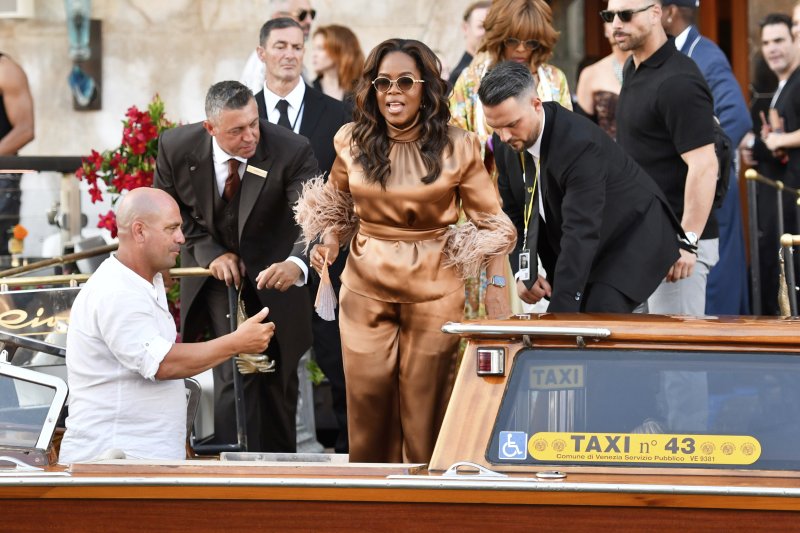 [베네치아=AP/뉴시스] 스타 앵커 출신의 오프라 윈프리가 6월 28일 베네치아에서 베조스 결혼식에 가기 위해 수상 택시에 오르고 있다. 2025. 06.29.