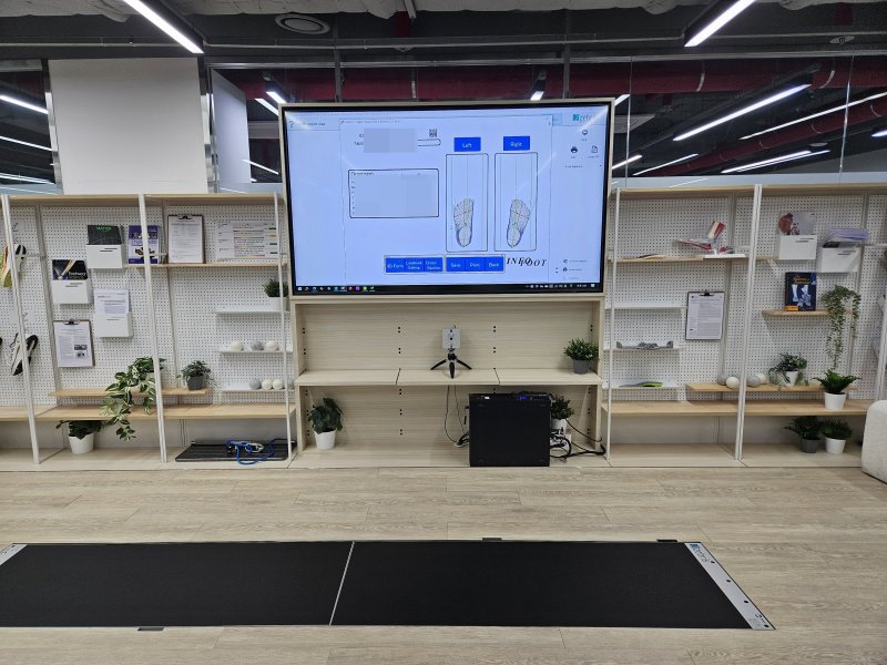 K2 연구소 내부에 설치된 기기 모습. 이 기기를 통해 보행 분석 및 신체 밸런스 등을 측정할 수 있다.ⓒ 뉴스1/김진희 기자.