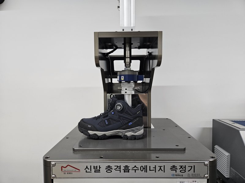 신발 충격흡수 에너지 측정기 모습.ⓒ 뉴스1/김진희 기자.
