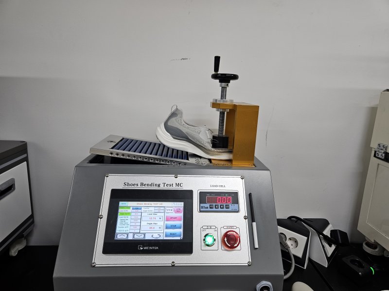 신발이 굽혀지는 정도를 측정하는 기기 모습.ⓒ 뉴스1/김진희 기자.