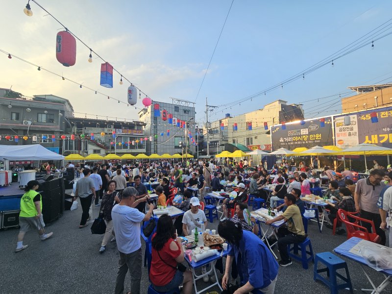 손님으로 가득 찬 육거리 야시장 1주차장.2025.6.27/뉴스1 이재규 기자