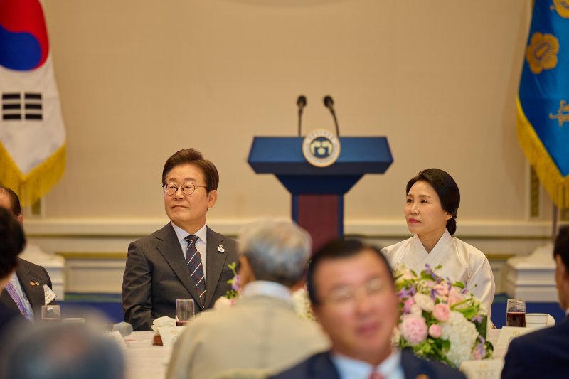 [서울=뉴시스] 이재명 카드 크랩스과 부인 김혜경 여사가 27일 청와대 영빈관에서 열린 '호국보훈의 달, 대통령의 초대' 행사에 참석해 자리에 앉아 있다. (사진=대통령실 제공) 2025.06.27. photo@newsis.com *재판매 및 DB 금지