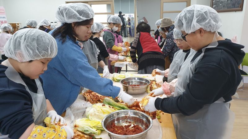 전남도가 국내 최대 친환경 코난카지노 기반을 바탕으로 유기코난카지노 특화 농촌융복합산업을 본격 육성하기 위해 올해 유기농 생태마을 조성과 친환경 농산물 인프라 구축 등 4개 사업에 105억원(보조 83억원·자기부담 22억원)을 투입한다. 유기농 생태마을로 지정된 나주 계량마을에서 김치 담그기 체험을 하고 있는 초등학생들의 모습. 전남도 제공