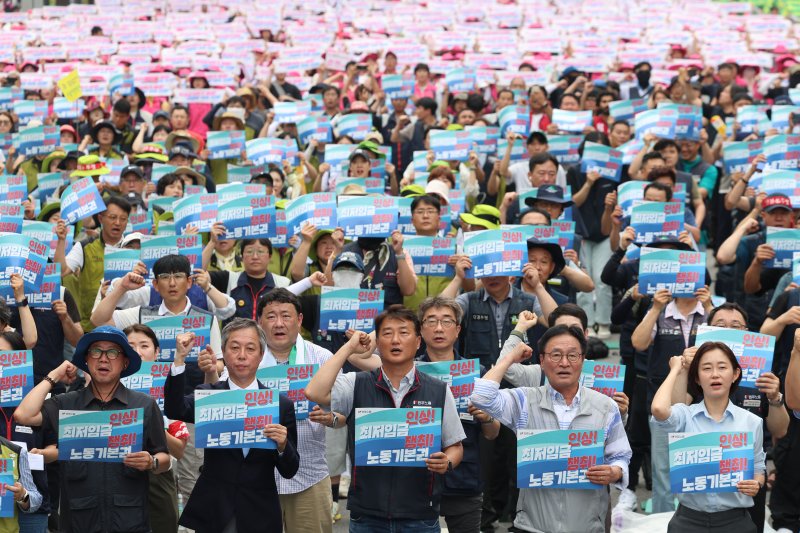 [서울=뉴시스] 권창회 기자 = 양경수 민주노총 위원장을 비롯한 조합원들이 지난 28일 서울 중구 숭례문 인근에서 열린 최저임금인상, 노동기본권 쟁취 결의대회에서 구호를 외치고 있다. 2025.06.28. kch0523@newsis.com