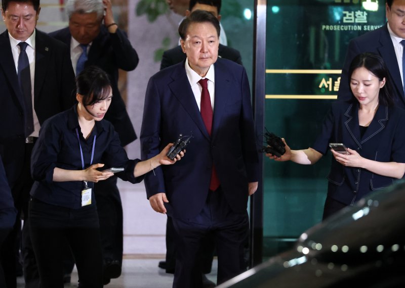 윤석열 전 대통령이 29일 새벽 서울 서초구 서울고등검찰청 청사에 마련된 내란특검 사무실에서 피의자 신분으로 슬롯존를 마친 뒤 귀가하고 있다.(공동취재) 2025.6.29/뉴스1 ⓒ News1 김성진 기자