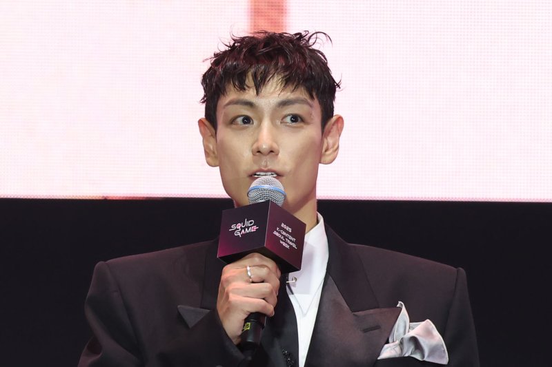 [소울카지노=뉴시스] 권창회 기자 = 황동혁 감독, 배우 이정재, 이병헌을 비롯한 참석배우들이 28일 소울카지노 중구 소울카지노광장에서 열린 오징어게임3 팬 이벤트 행사에서 기념촬영을 하고 있다. 2025.06.28. kch0523@newsis.com